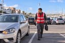 Salé : un dépanneur rejoint une voiture sur le parking de la marina, sa mallette à la main.