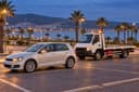 Nador : une citadine et une dépanneuse stationnées au bord de la lagune de Marchica, à l’heure bleue.